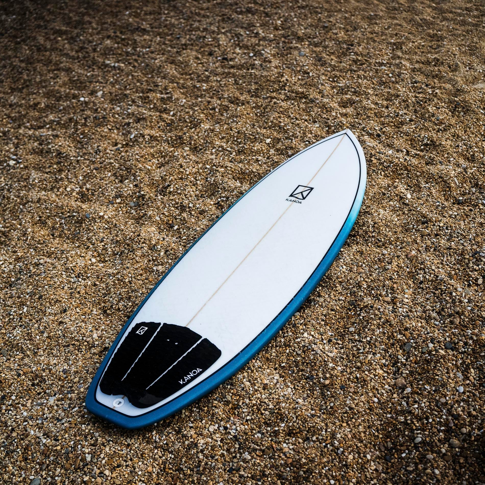 Eco Tailpad Classic Black auf dem Eggplant Surfboard