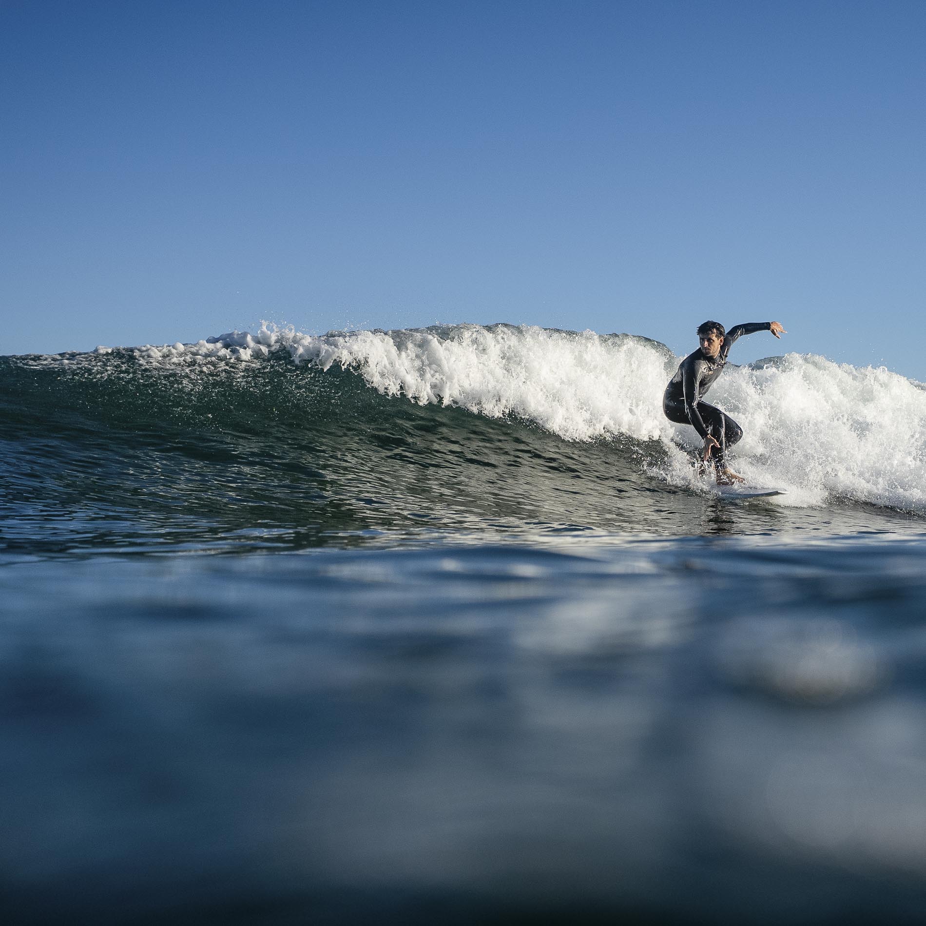 Eggplant Surfboard beim Surfen