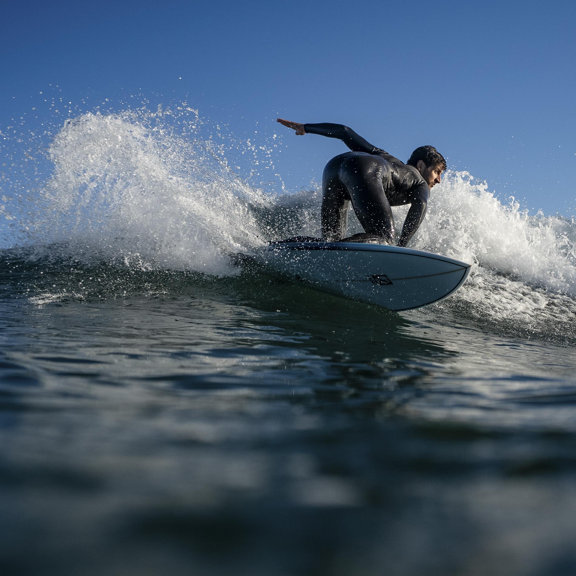 Eggplant Surfboard beim Surfen