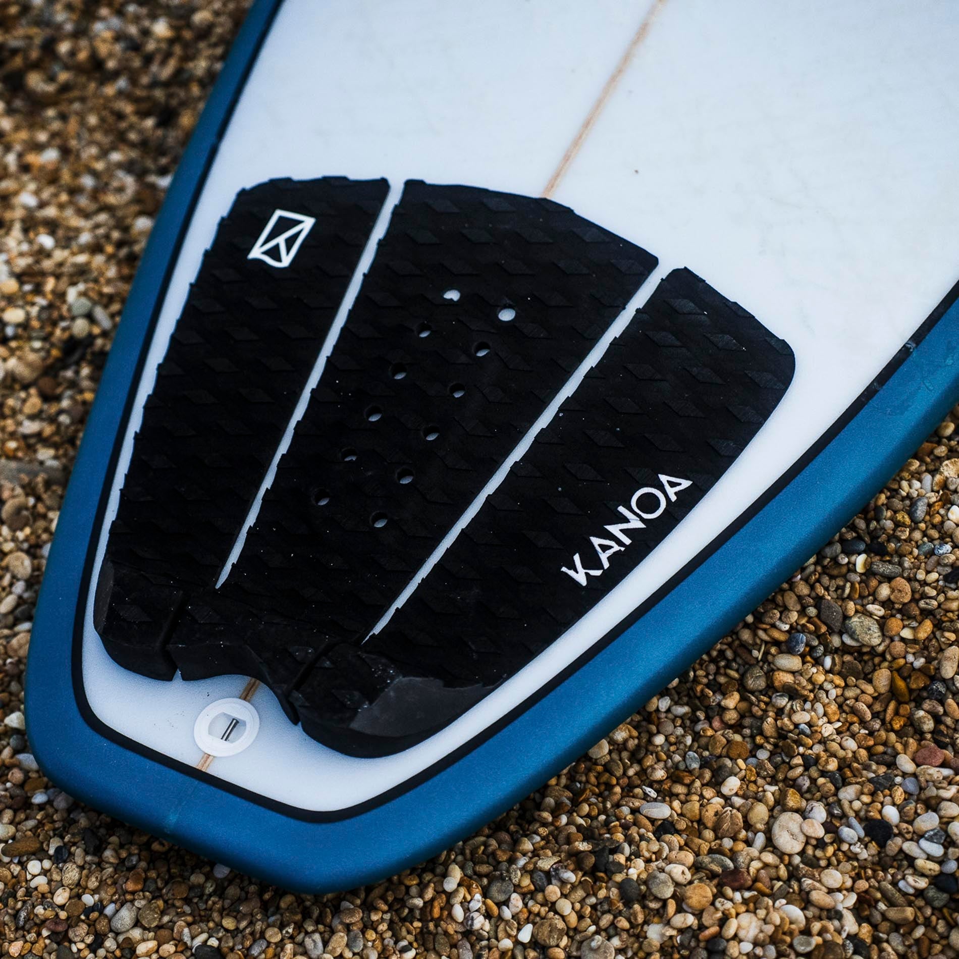 Eco Tailpad Classic Black – Detailaufnahme auf dem Eggplant Surfboard