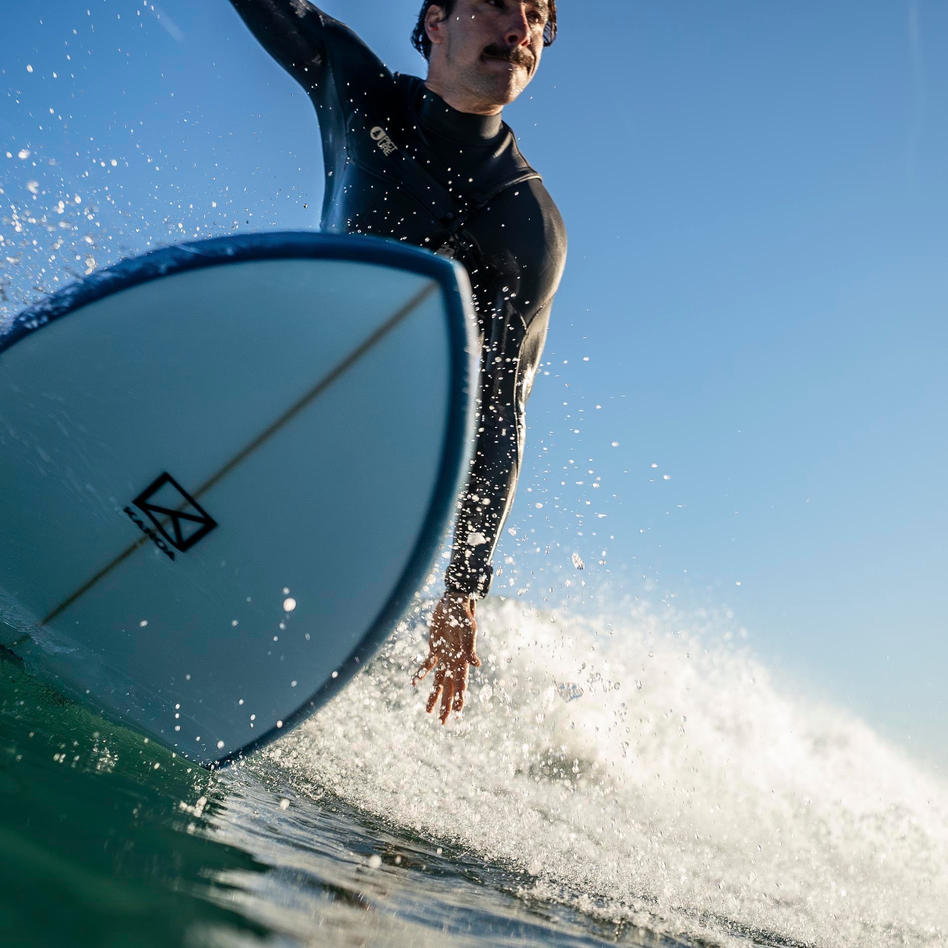 Fish’n Chipz Surfboard beim Surfen